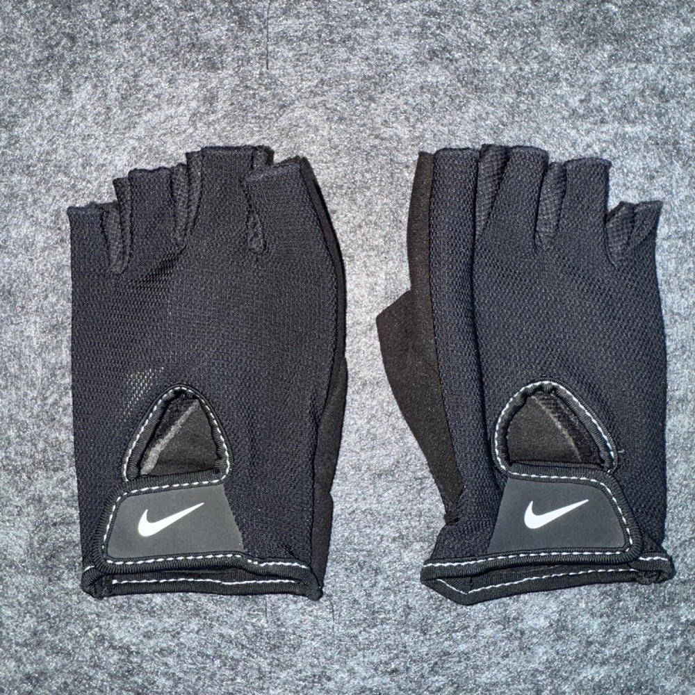 Nike Women's Medium Fundamental Fingerless Training Gloves Black Velcro Padded